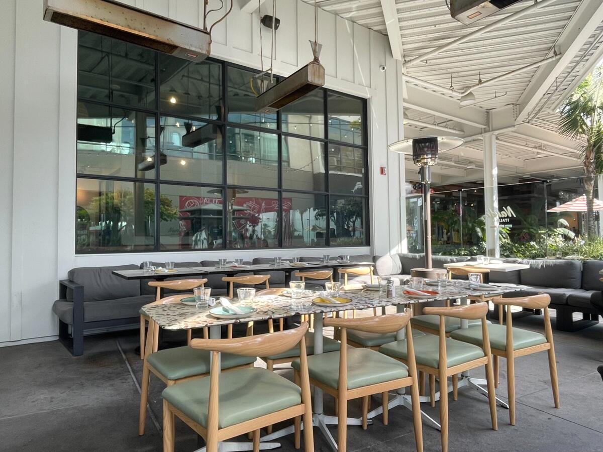 テラス席のセッティング